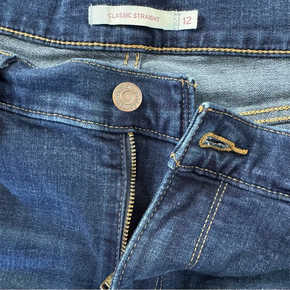 ❤️3/$30 Levi's Classic Straight Fit Women's Jeans – Dark Wash – Size 12 - Picture 6 of 12
